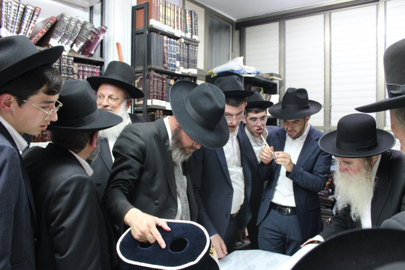 הכנסת ס"ת לישיבת בית אשר