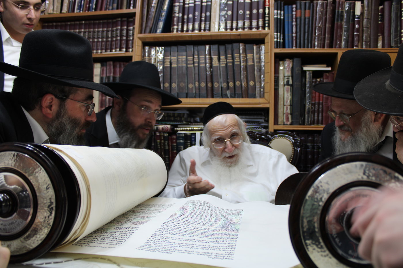 הכנסת ס"ת לישיבת בית אשר