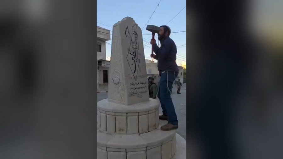 ח"כ צבי סוכות מנפץ את האנדרטה