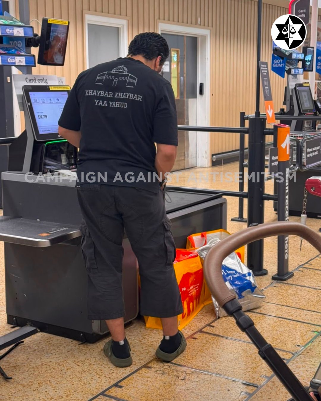 אימה בקניות לשבת: גבר תועד בסופרמרקט עם חולצה וכיתוב מחריד