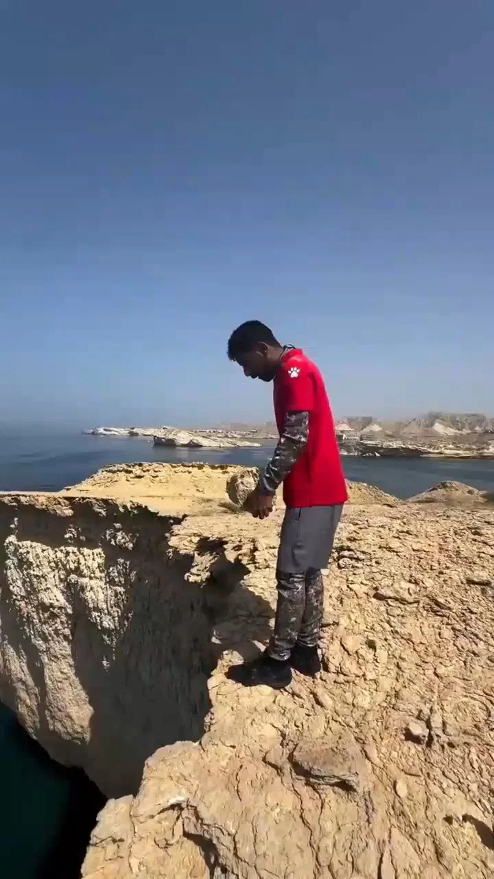 הטרנד הקטלני: האנשים שזורקים סלע לפני הקפיצה