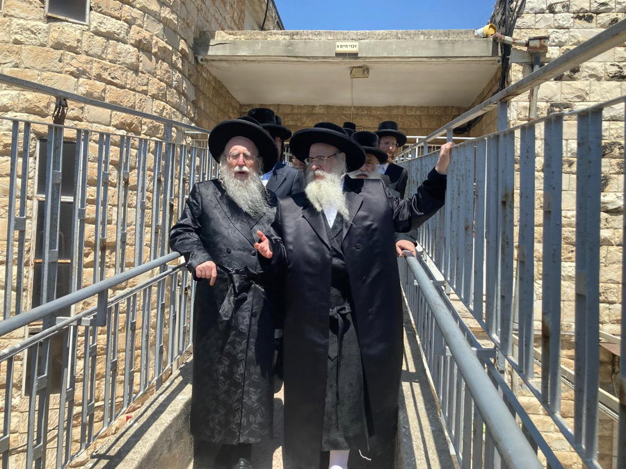 האדמו"ר מצאנז קלויזנבורג בביקור אצל גיסו גאב"ד צאנז ירושלים
