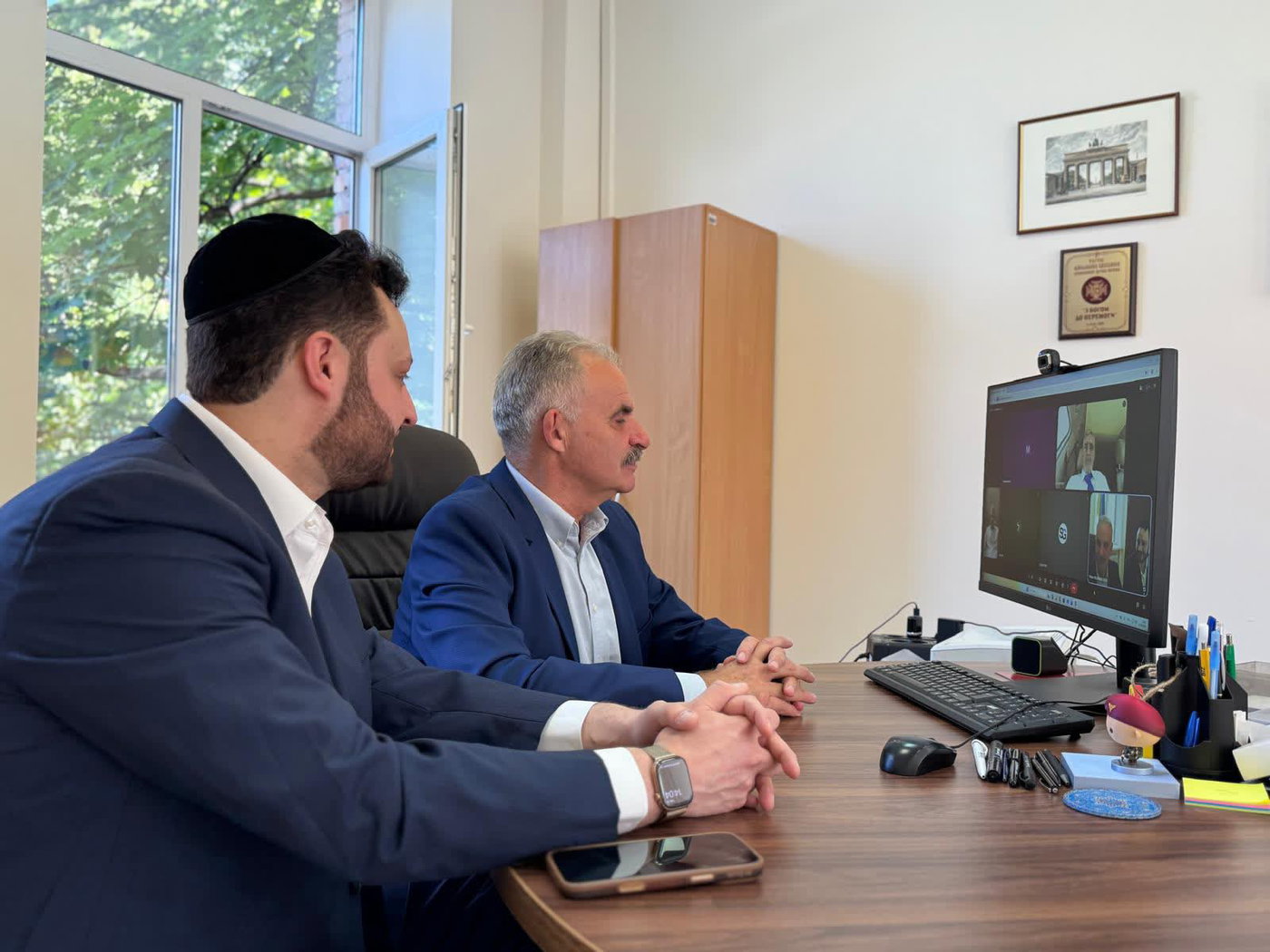 השר האוקראיני נחלץ לסייע לאלפי החסידים: שיחה חוצת יבשות לקראת הנסיעה לאומן