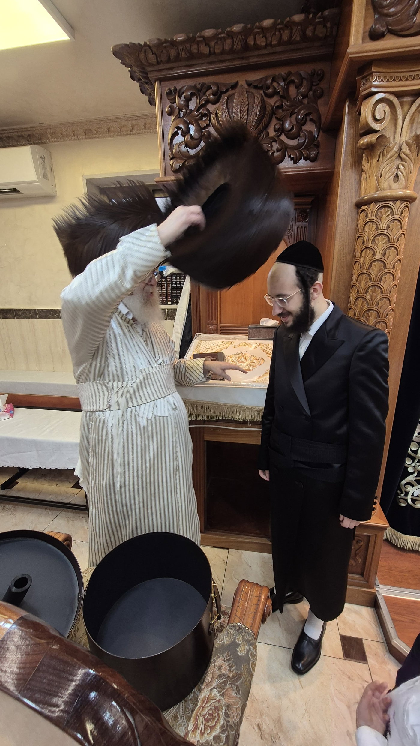 האדמו"ר מקומרנא בחבישת השטריימיל בערב שבת