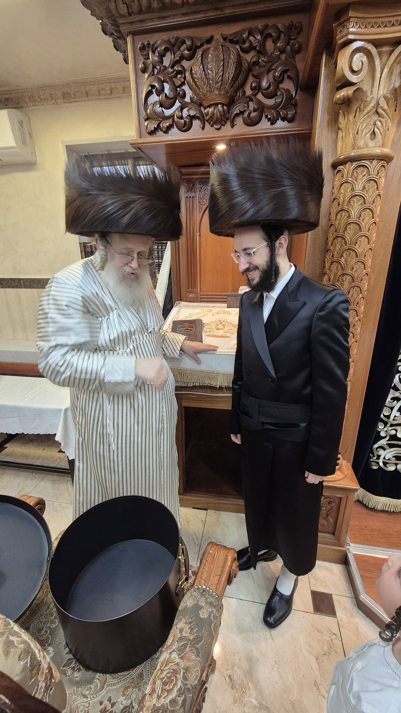 האדמו"ר מקומרנא בחבישת השטריימיל בערב שבת