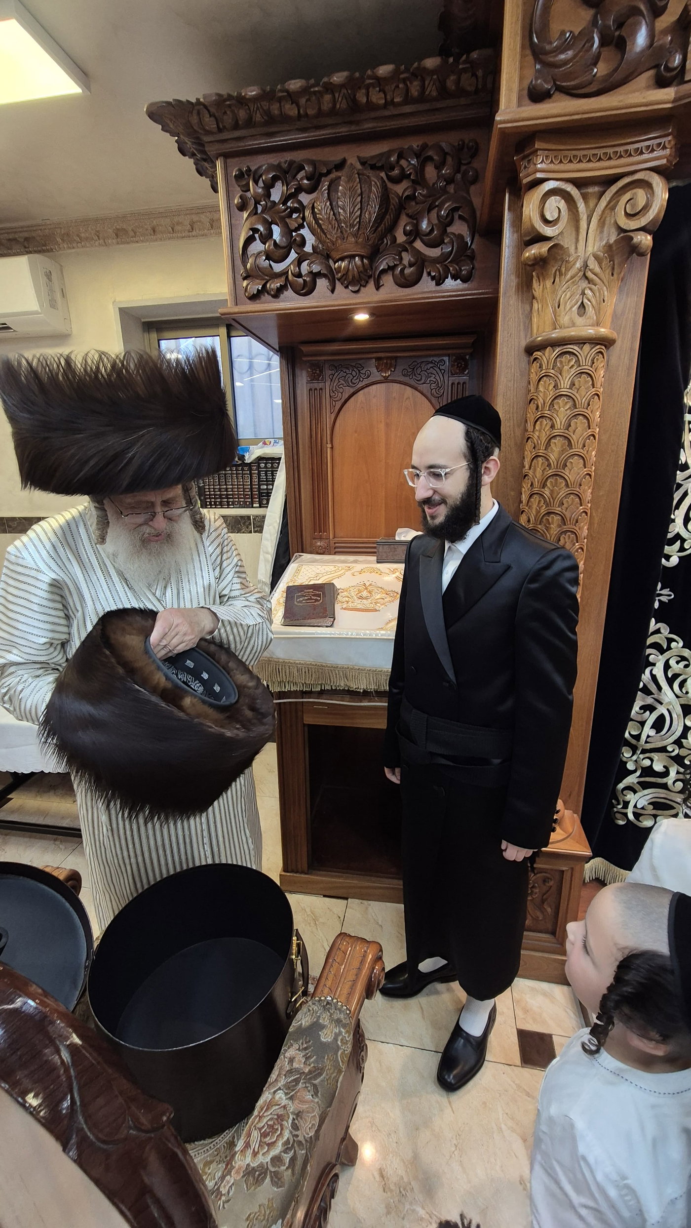 האדמו"ר מקומרנא בחבישת השטריימיל בערב שבת
