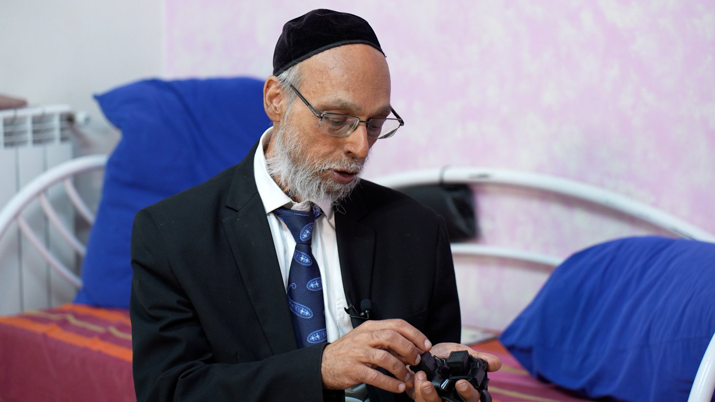 הרב יוסף חיים מזרחי עם התפילין הקטנות