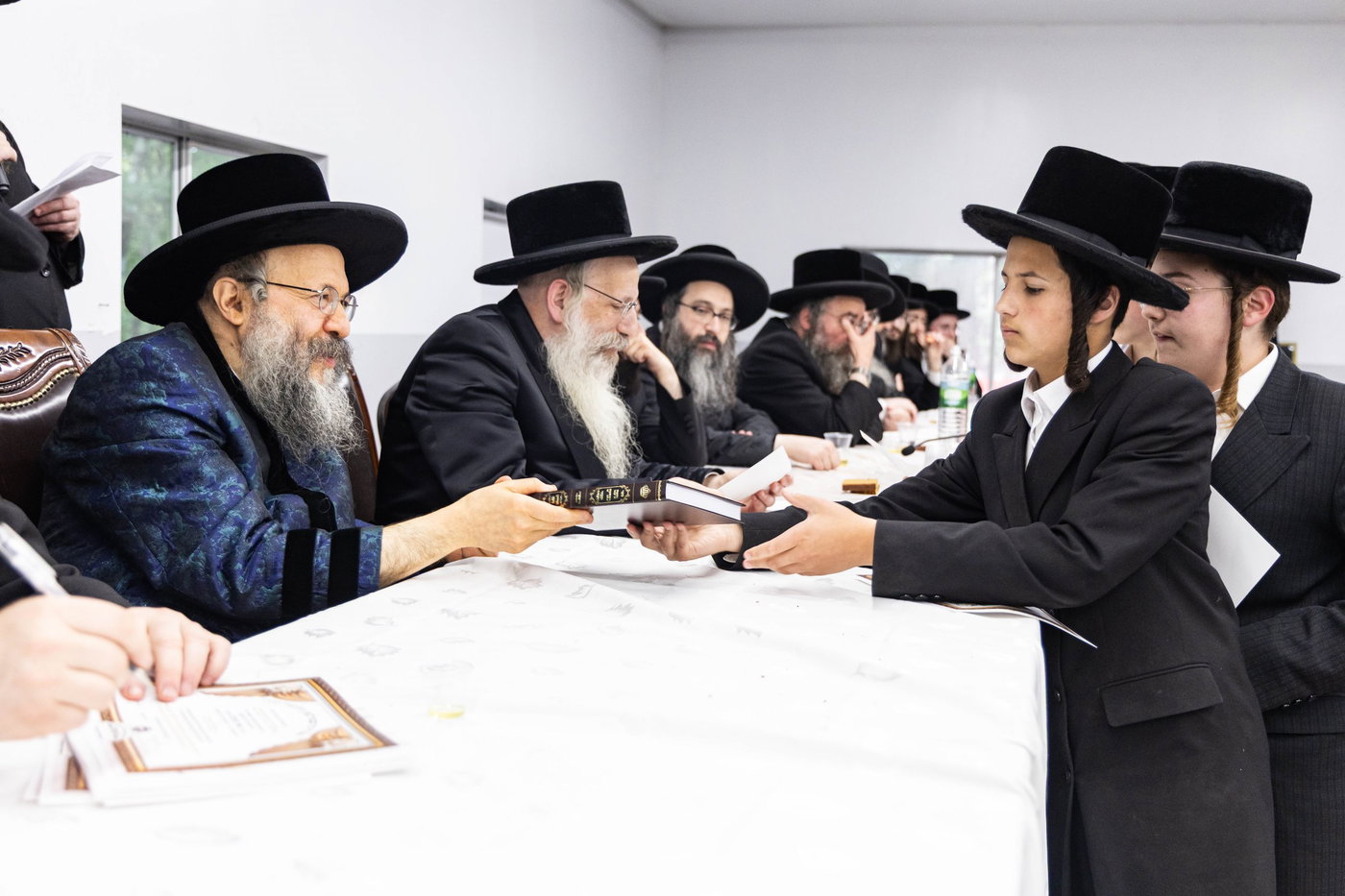 האדמו"ר מבאבוב 45 בביקורים במחנות הקיץ