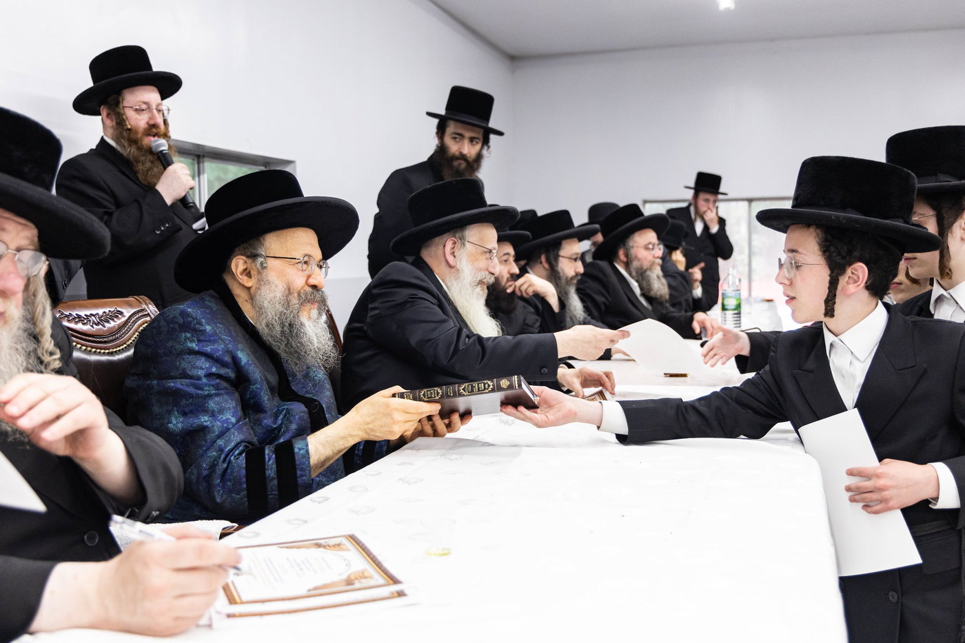 האדמו"ר מבאבוב 45 בביקורים במחנות הקיץ