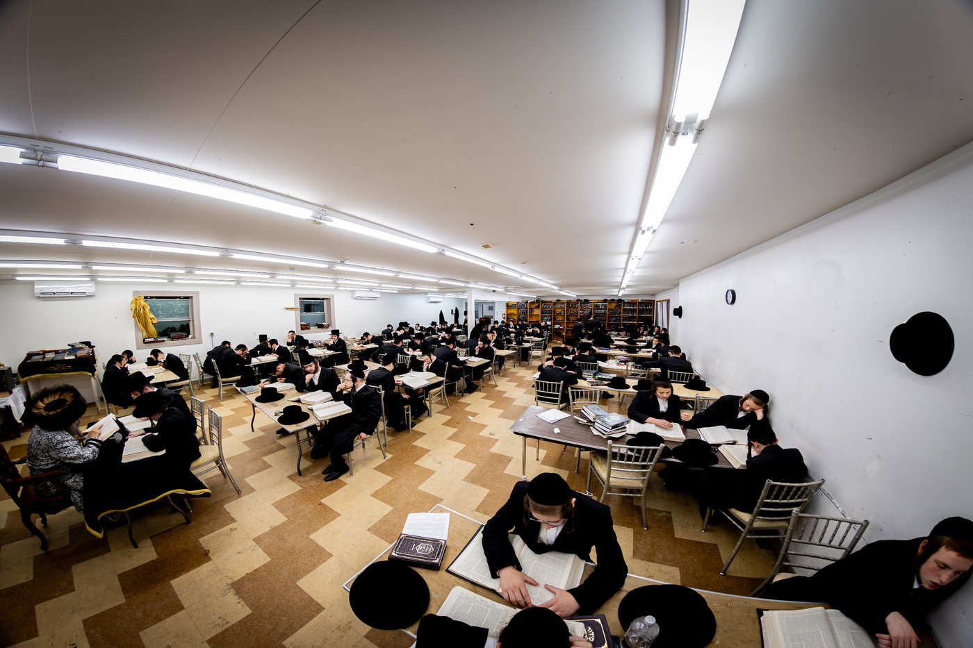 האדמו"ר מבאבוב 45 בביקורים במחנות הקיץ