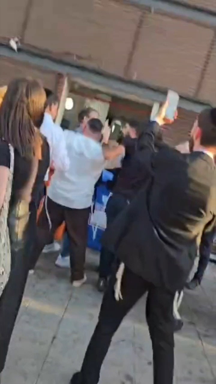 דרמה בהכנסת ספר תורה: פרובוקטור תקף את הרב דוד פריוף עד שנעצר | צפו