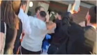 דרמה בהכנסת ספר תורה: פרובוקטור תקף את הרב דוד פריוף עד שנעצר | צפו