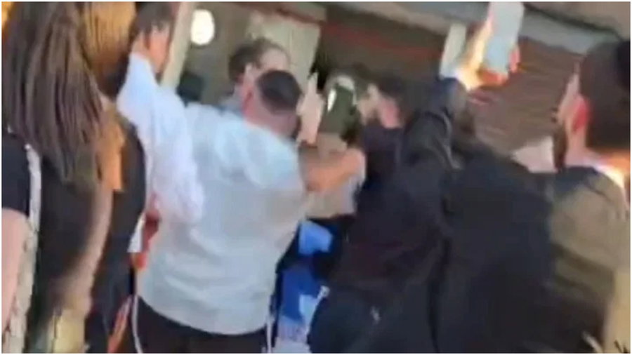 דרמה בהכנסת ספר תורה: פרובוקטור תקף את הרב דוד פריוף עד שנעצר | צפו