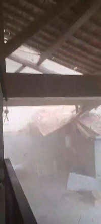 הכל נשבר בשניות: כך נראה הרגע בו הגיע לב הטורנדו לחצר הבית | תיעוד מטורף 