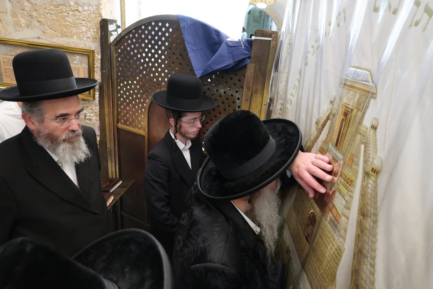 האדמו"ר מקוזמיר בתפילה בקבר רחל