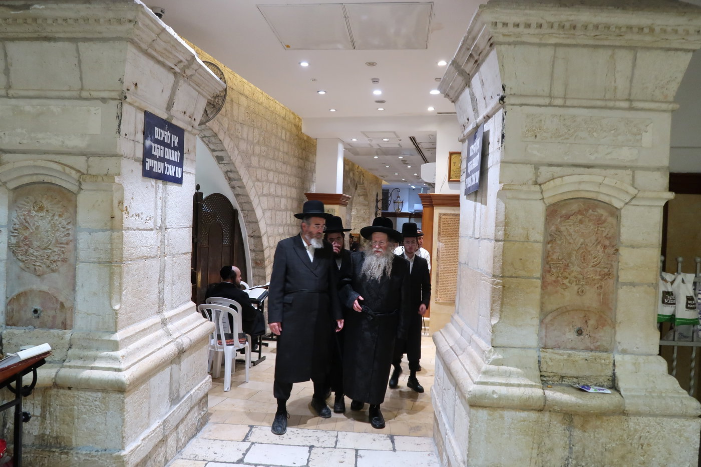 האדמו"ר מקוזמיר בתפילה בקבר רחל
