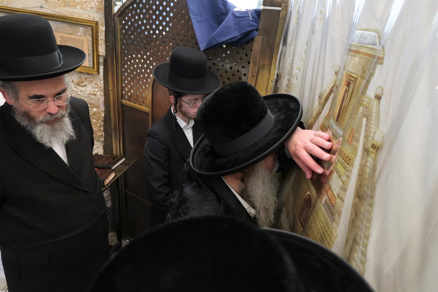 האדמו"ר מקוזמיר בתפילה בקבר רחל