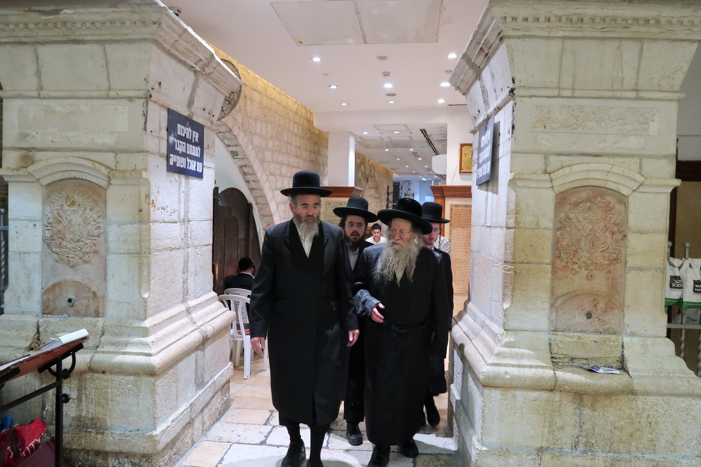 האדמו"ר מקוזמיר בתפילה בקבר רחל