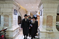 האדמו"ר מקוזמיר בתפילה בקבר רחל