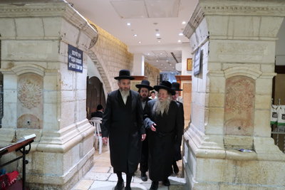 האדמו"ר מקוזמיר בתפילה בקבר רחל