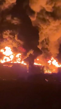 להבות עד לב השמים: אוקראינה פצחה במתקפה דרמטית על בית זיקוק רוסי - כך זה נראה