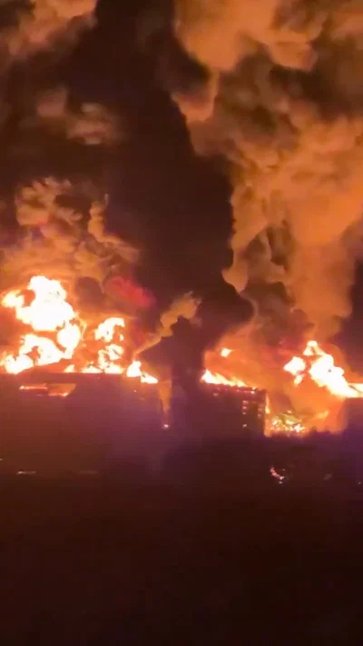להבות עד לב השמים: אוקראינה פצחה במתקפה דרמטית על בית זיקוק רוסי - כך זה נראה