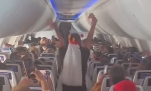 הכלה מריעה ב"טקס החתונה" במטוס
