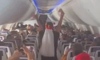 הכלה מריעה ב"טקס החתונה" במטוס