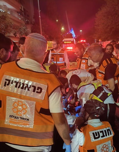 התנגש בפח זבל: חרדי נפצע אנוש ועבר החייאה בתאונת קורקינט חריגה