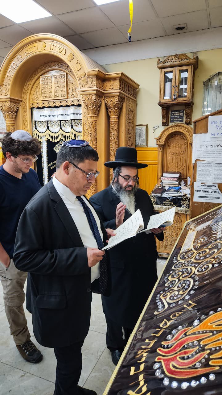 כך ייערכו לעשרות אלפים: השגריר הגיע לאומן – וזה מה שחיכה לו שם
