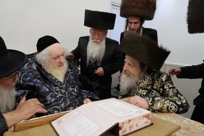 האדמו"ר מדזי'קוב ויזניץ בביקור אצל הגר"מ שטרנבוך