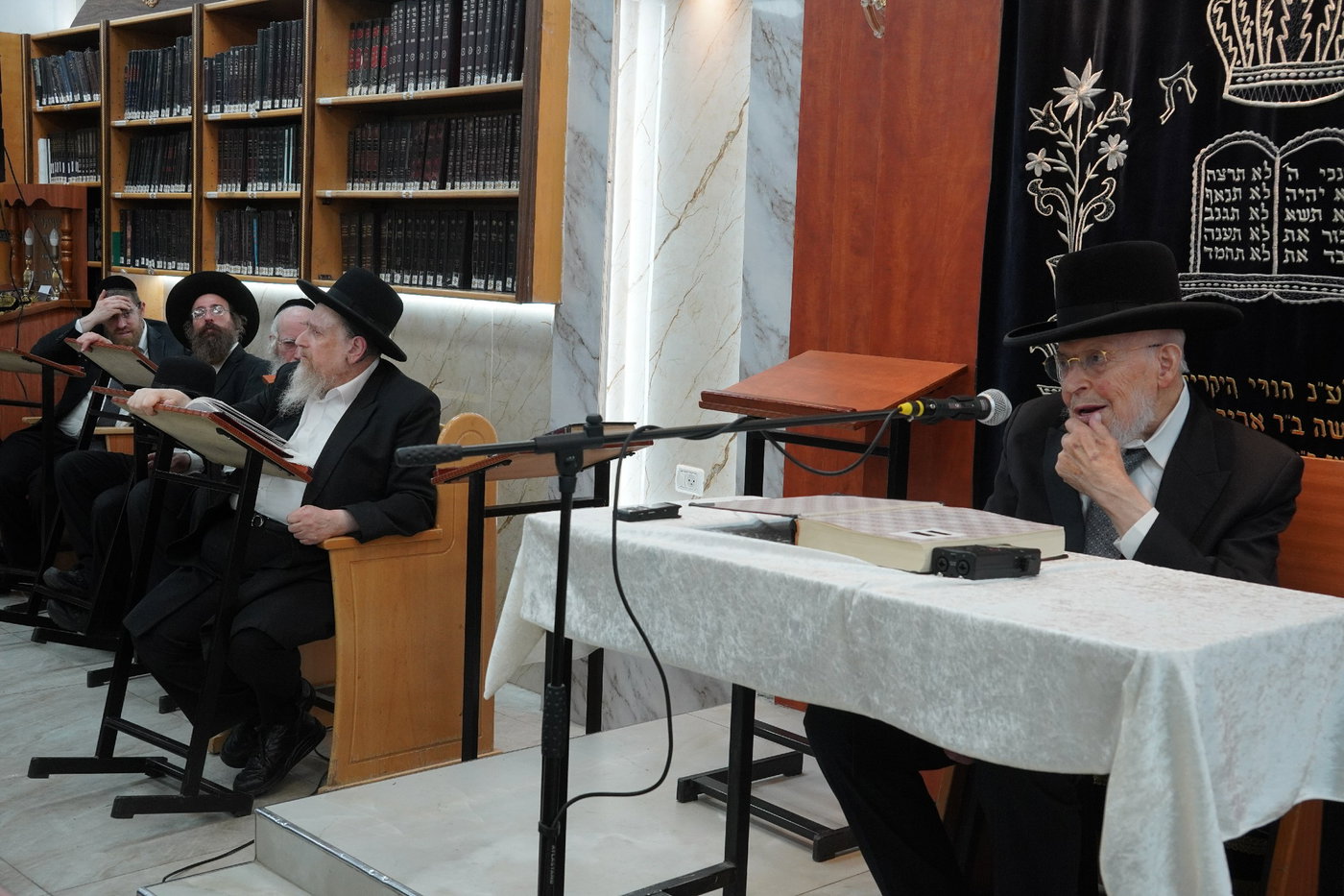 הגר"י אזרחי ב'זכרון מאיר'