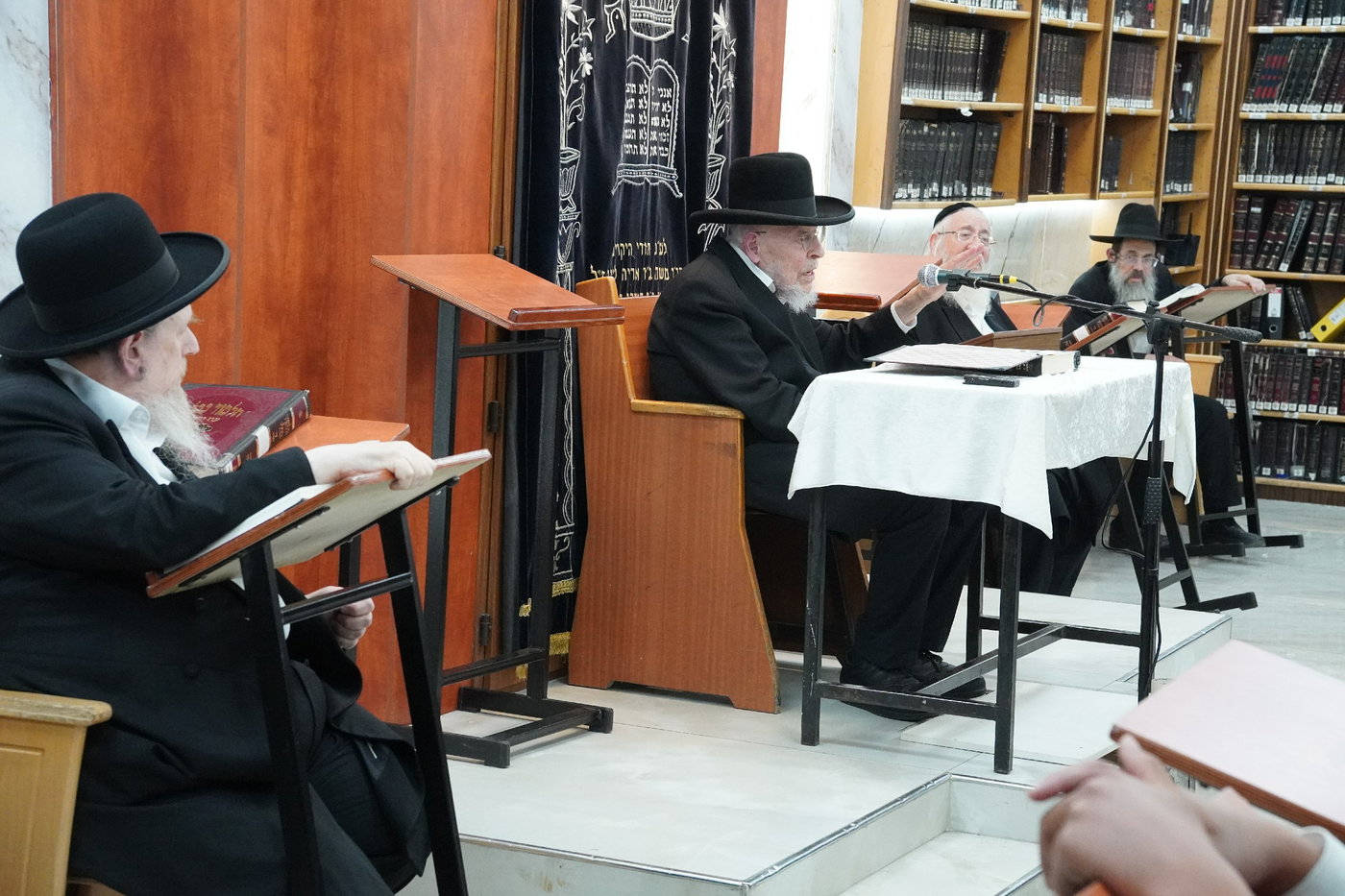 הגר"י אזרחי ב'זכרון מאיר'