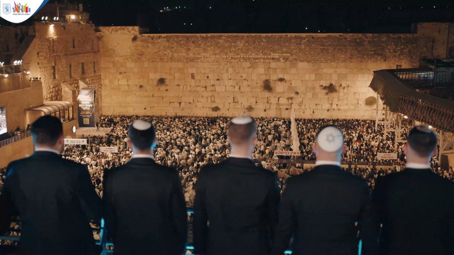 רפי ביטון ומקהלת 'קולות מן השמיים' בהפקת הענק מעל רחבת הכותל המערבי.