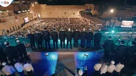 רפי ביטון ומקהלת 'קולות מן השמיים' בהפקת הענק מעל רחבת הכותל המערבי.