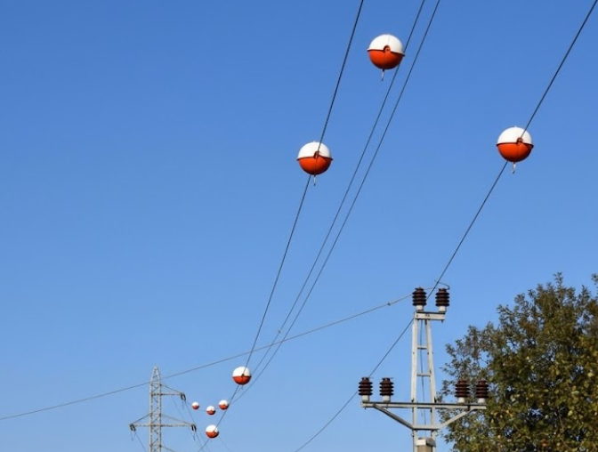 כדורי אזהרה לכלי טיס, המותקנים על קווי מתח גבוה כדי לשפר את הנראות של הכבלים ולמנוע התנגשויות, במיוחד בגבהים נמוכים ובקרבת שדות תעופה.