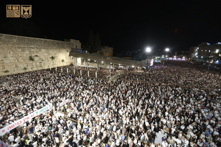 50 אלף איש בכותל הלילה: מעמד סליחות מרגש במיוחד | עלייה במספר המשתתפים