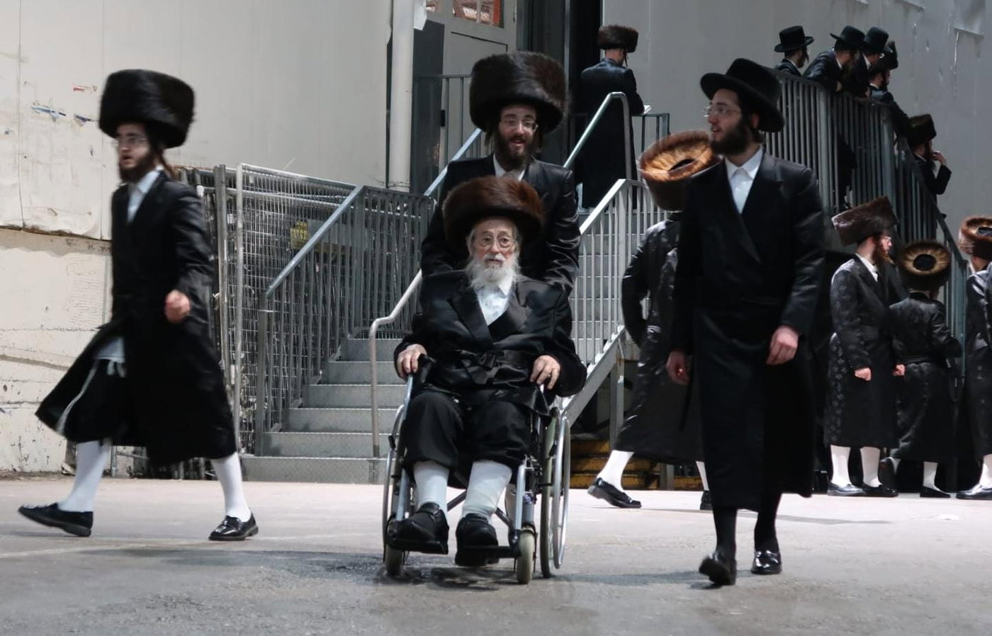 הרב אברהם וסרמן ז"ל לפני מספר שבועות לאחר סעודה שלישית