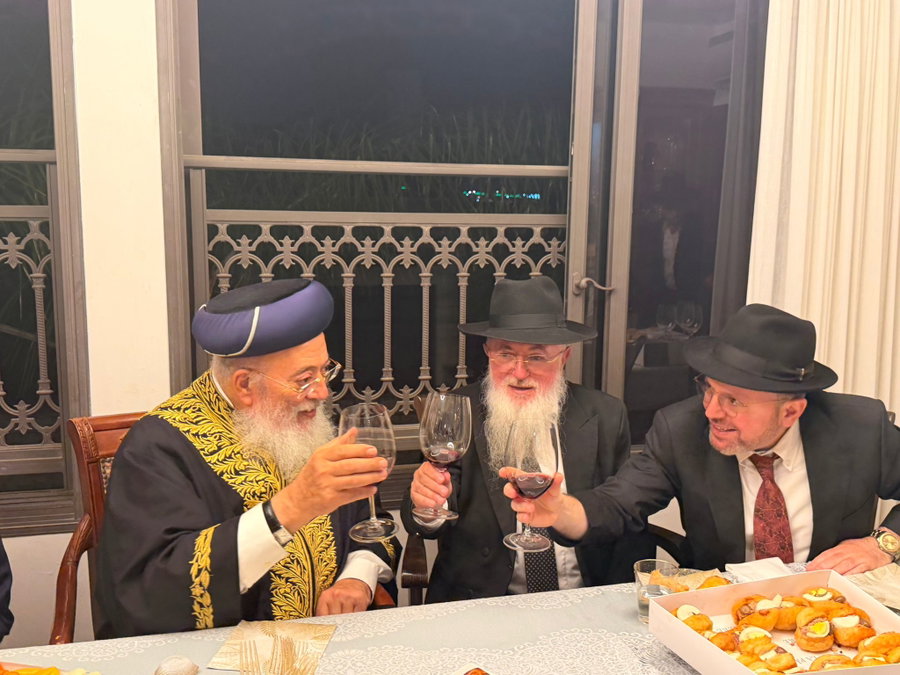 בליל שישי | נכדתו של הגרש"מ עמאר התארסה במעונו, המונים נהרו