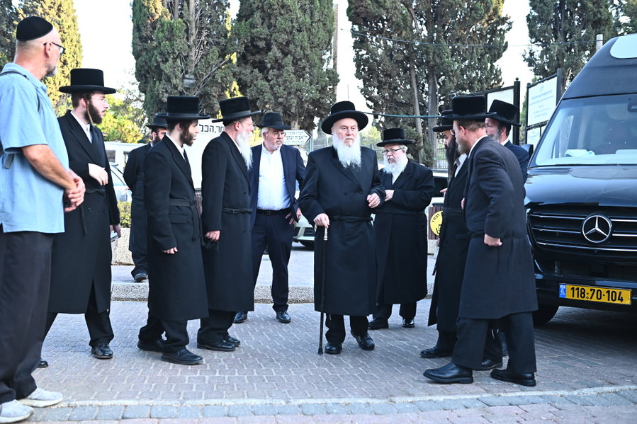 דמעות בנחלת יצחק; היתומים הרכים אמרו 'קדיש' על קבר אביהם שנפטר בדמי ימיו