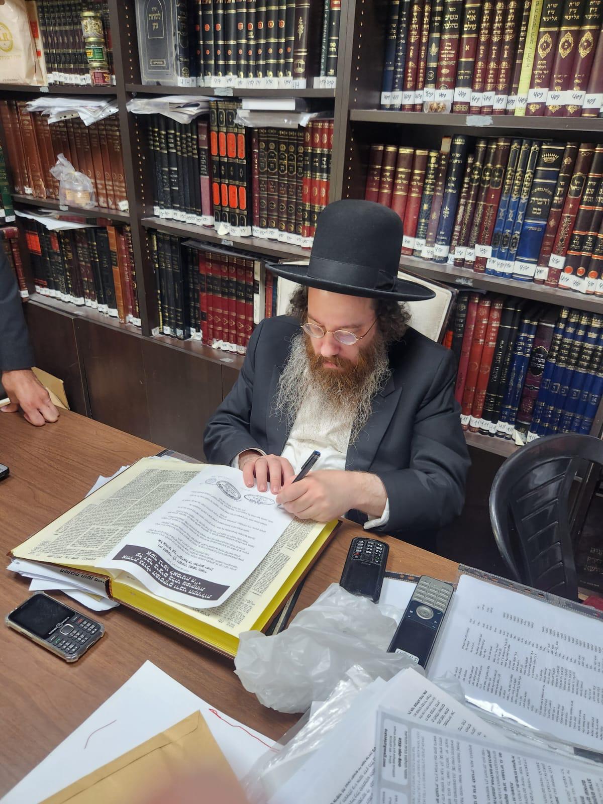 הפוסק הגר״ע פריד חותם