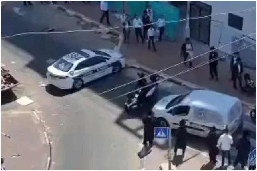 מהומה בבני ברק: ניידת משטרה צבאית נכנסה לעיר, עשרות כיתרו אותה