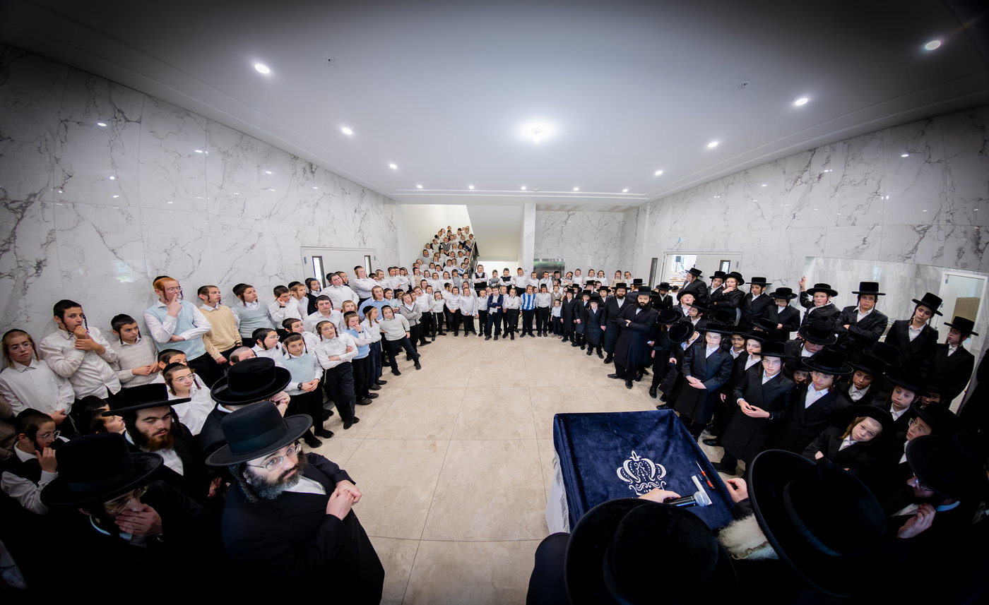 האדמו"ר מקראלי בביקור בקאנטרי