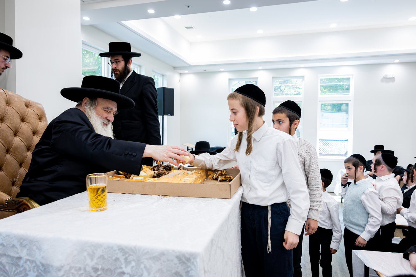 האדמו"ר מקראלי בביקור בקאנטרי