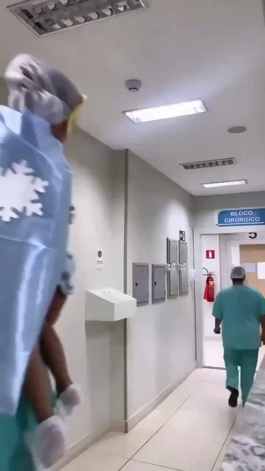 עפים לניתוח: רופא ילדים מצא דרך מרגשת לנצח את הפחד