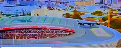 שני מטוסים כמעט התנגשו באצטדיון ענקי דחוס באוהדים