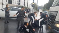 עשרות מפגינים חוסמים את הכביש ליד לשכת הגיוס בתל השומר | תיעוד