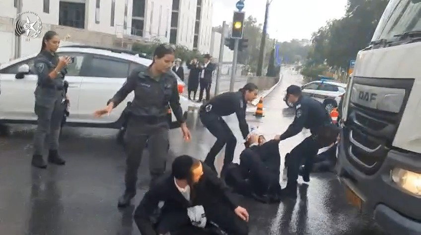 ההפגנה ליד לשכת הגיוס בתל השומר