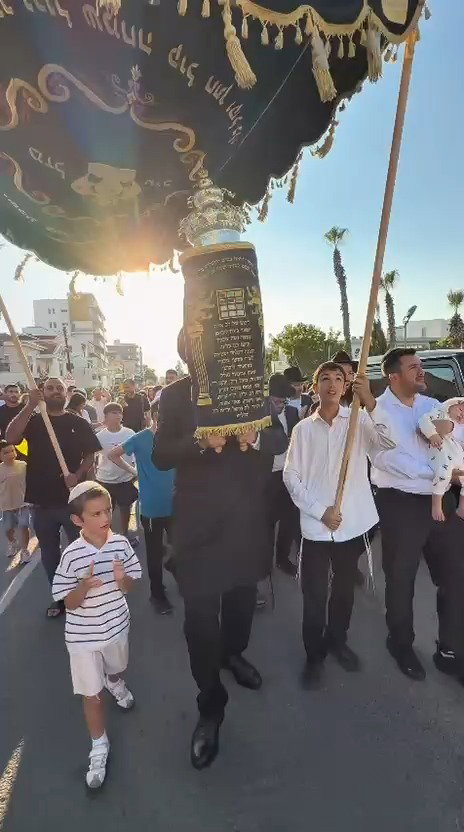 בנו של אביגדור ליברמן הכניס ספר תורה לבית חב"ד בקפריסין