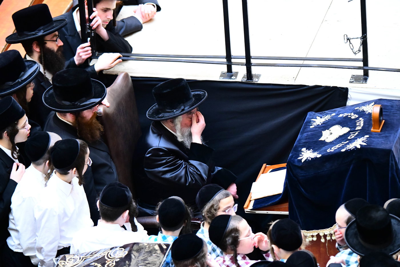 האדמו"ר מויז'ניץ מונסי בשיחה בביהמ"ד הגדול ויז'ניץ